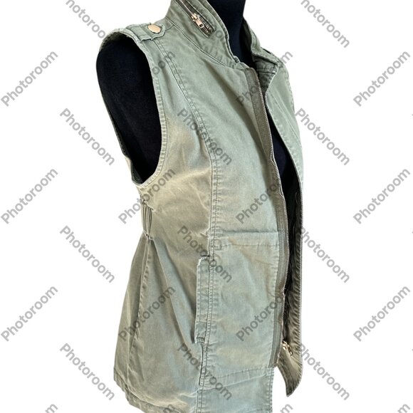 🧡2/$10 EUC CABI Green Sleeveless Zip Up Vest Top W Gold Accents. Chest 18" - Picture 3 of 6
